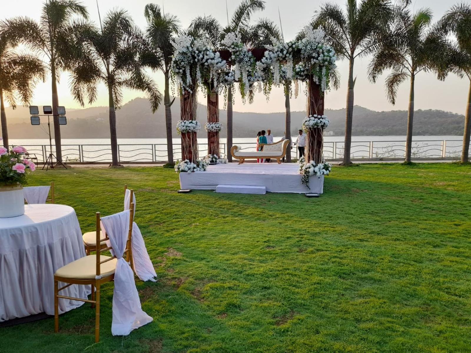 Aquarius Resort Gorhe Khurd Ngoại thất bức ảnh